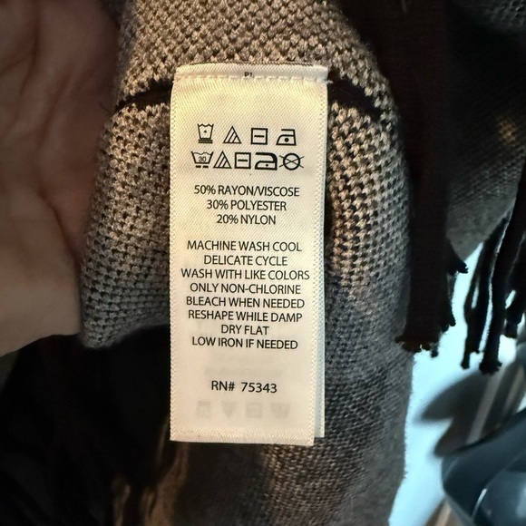 Rachel Zoe Full Zip Blanket Shawl Cape Poncho Womens Sz 1x Roomy & Warm‎ - Picture 6 of 7